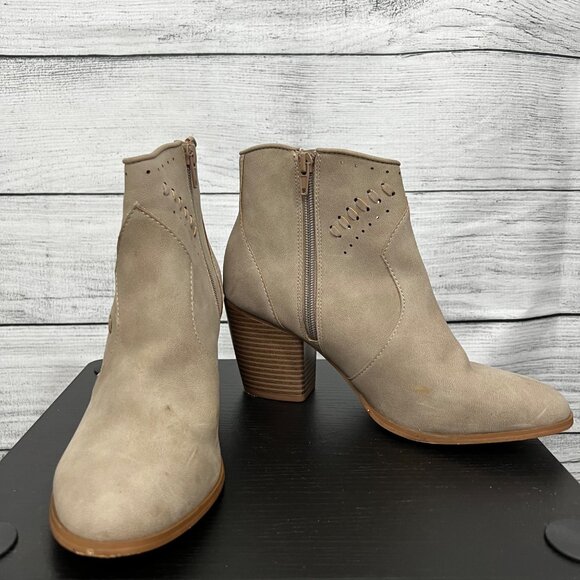 Restricted Tan Perforated Ankle Boots With Stacked Wooden Heel, Size 9 - Picture 4 of 8